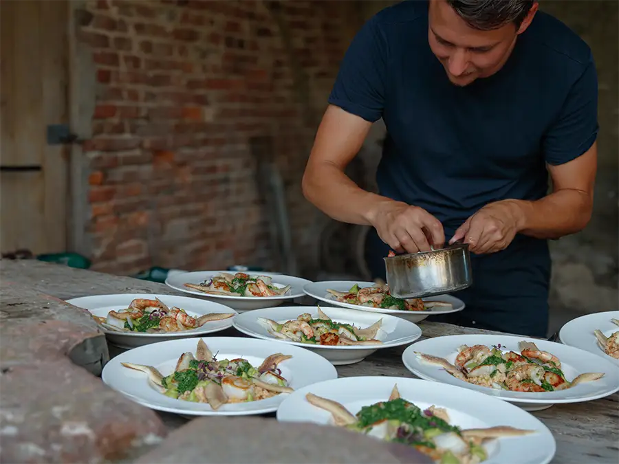 Chef van Jeffs Catering bereidt barbecue op locatie in Cuijk