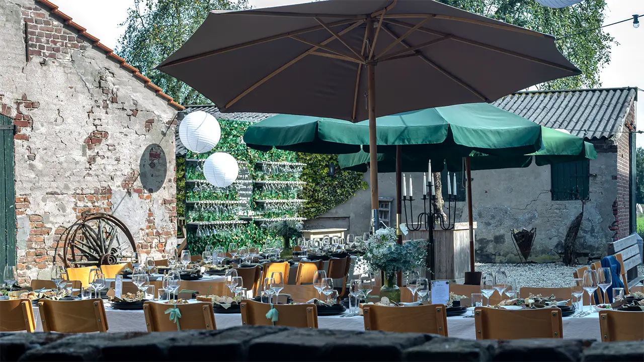 Sfeervolle locatie met gedekte tafels verzorgd door Jeffs Catering